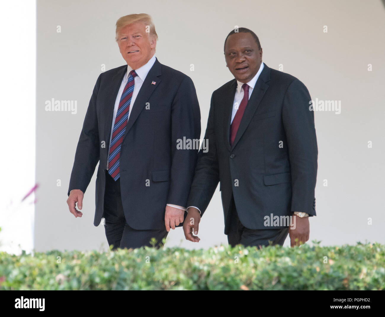 Le Président des Etats-Unis, Donald J. Trump et le Président Uhuru Kenyatta de la République du Kenya à pied sur la Colonnade de la Maison Blanche à Washington, DC Le Lundi, août 27, 2018. Credit : Ron Sachs/CNP /MediaPunch Banque D'Images