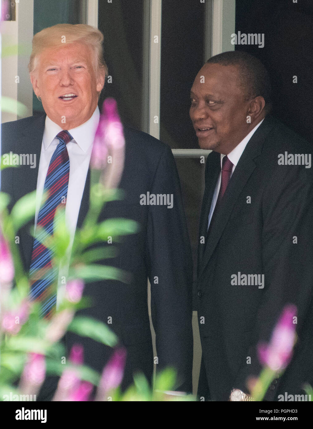Le Président des Etats-Unis, Donald J. Trump et le Président Uhuru Kenyatta de la République du Kenya à pied sur la Colonnade de la Maison Blanche à Washington, DC Le Lundi, août 27, 2018. Credit : Ron Sachs/CNP /MediaPunch Banque D'Images