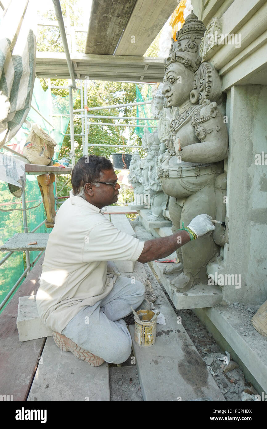 Allemagne, Berlin. Août 22, 2018. L'architecte indien modèles Éric Teissier une figure de la déesse Vijya à la porte d'entrée du temple hindou à venir. L'un des plus grands temples hindous d'Europe se construit sur la Hasenheide, un parc à Neukölln. Credit : Jörg Carstensen/dpa/Alamy Live News Banque D'Images