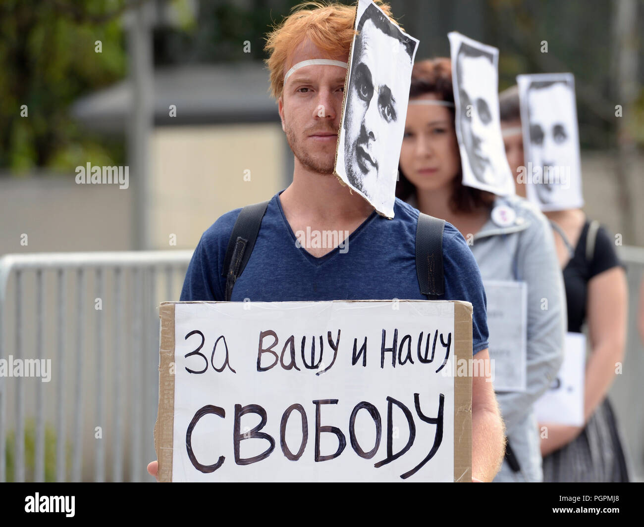 Prague, République tchèque. 28 août 2018. Une foule d'environ 60 manifestants silencieusement et lentement s'est passé de l'ambassade russe à Prague, en République tchèque, le 28 août 2018, pour demander la libération de l'oleh Sentsov, un réalisateur ukrainien, et des autres prisonniers politiques en Russie, à partir de la prison. La protestation a duré exactement 107 minutes. Les manifestants inséré une lettre ouverte avec des messages dans la boîte aux lettres à l'ambassade. Photo : CTK/Alamy Live News Banque D'Images