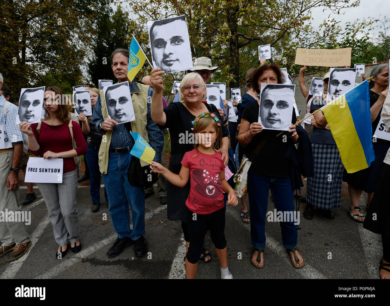 Prague, République tchèque. 28 août 2018. Une foule d'environ 60 manifestants silencieusement et lentement s'est passé de l'ambassade russe à Prague, en République tchèque, le 28 août 2018, pour demander la libération de l'oleh Sentsov, un réalisateur ukrainien, et des autres prisonniers politiques en Russie, à partir de la prison. La protestation a duré exactement 107 minutes. Les manifestants inséré une lettre ouverte avec des messages dans la boîte aux lettres à l'ambassade. Photo : CTK/Alamy Live News Banque D'Images