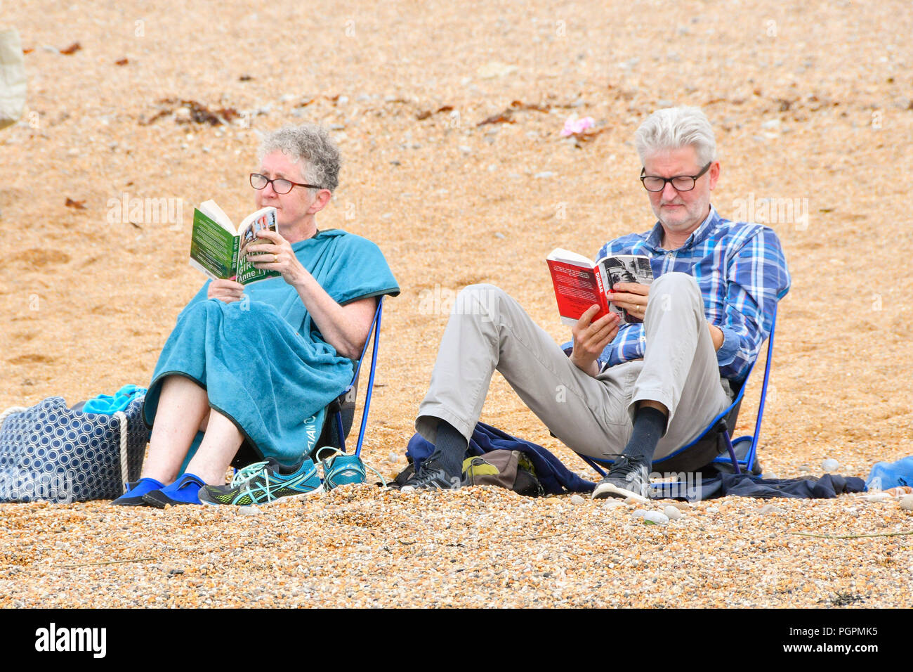 West Bay, Dorset, UK. 28 août 2018. Météo britannique. Les vacanciers sur la plage à la station balnéaire de West Bay dans le Dorset bénéficiant d'un accueil chaleureux, mais surtout jour nuageux. Crédit photo : Graham Hunt/Alamy Live News Banque D'Images