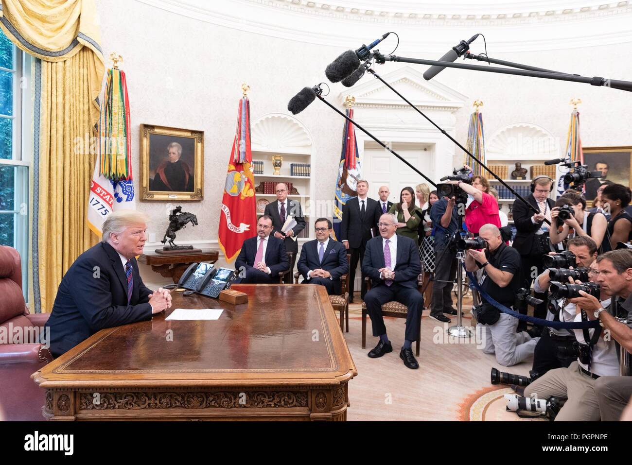 Président américain Donald Trump lors d'une conversation téléphonique avec le président le président mexicain Enrique Pena Nieto dans le bureau ovale de la Maison Blanche le 27 août 2018 à Washington, DC. Trump annoncé atteint un nouvel accord commercial avec le Mexique qui pourrait conduire à une révision de l'Accord de libre-échange nord-américain. Banque D'Images