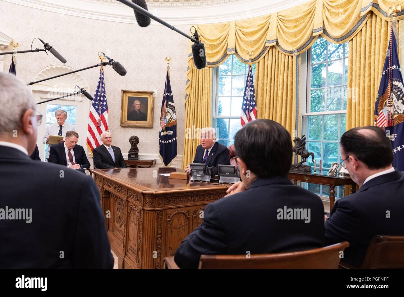 Président américain Donald Trump lors d'une conversation téléphonique avec le président le président mexicain Enrique Pena Nieto dans le bureau ovale de la Maison Blanche le 27 août 2018 à Washington, DC. Trump annoncé atteint un nouvel accord commercial avec le Mexique qui pourrait conduire à une révision de l'Accord de libre-échange nord-américain. Banque D'Images