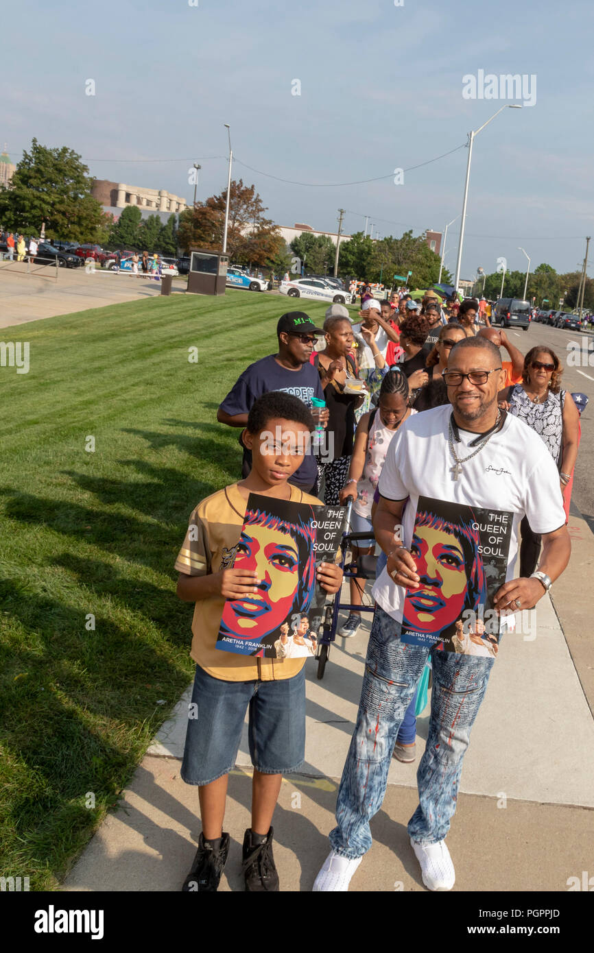 Detroit, Michigan, USA - 28 août 2018 - Des milliers de personnes attendaient dans de longues lignes pour saisir la Charles H. Wright Museum of African American History de payer un dernier hommage à Aretha Franklin pendant deux jours de la consultation du public. Franklin est mort le 16 août. Crédit : Jim West/Alamy Live News Banque D'Images