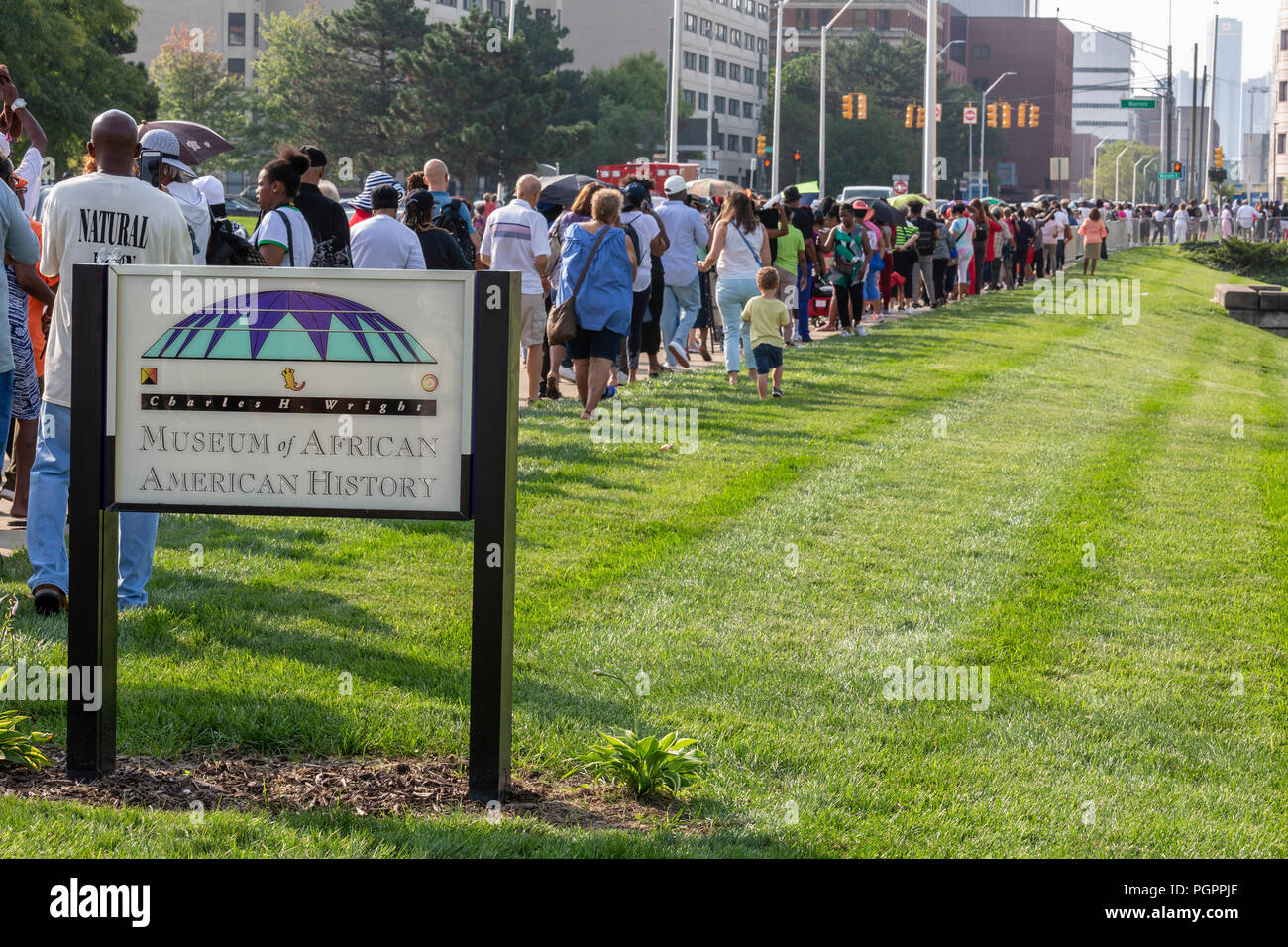 Detroit, Michigan, USA - 28 août 2018 - Des milliers de personnes attendaient dans de longues lignes pour saisir la Charles H. Wright Museum of African American History de payer un dernier hommage à Aretha Franklin pendant deux jours de la consultation du public. Franklin est mort le 16 août. Crédit : Jim West/Alamy Live News Banque D'Images