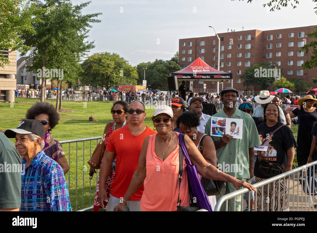 Detroit, Michigan, USA - 28 août 2018 - Des milliers de personnes attendaient dans de longues lignes pour saisir la Charles H. Wright Museum of African American History de payer un dernier hommage à Aretha Franklin pendant deux jours de la consultation du public. Franklin est mort le 16 août. Crédit : Jim West/Alamy Live News Banque D'Images