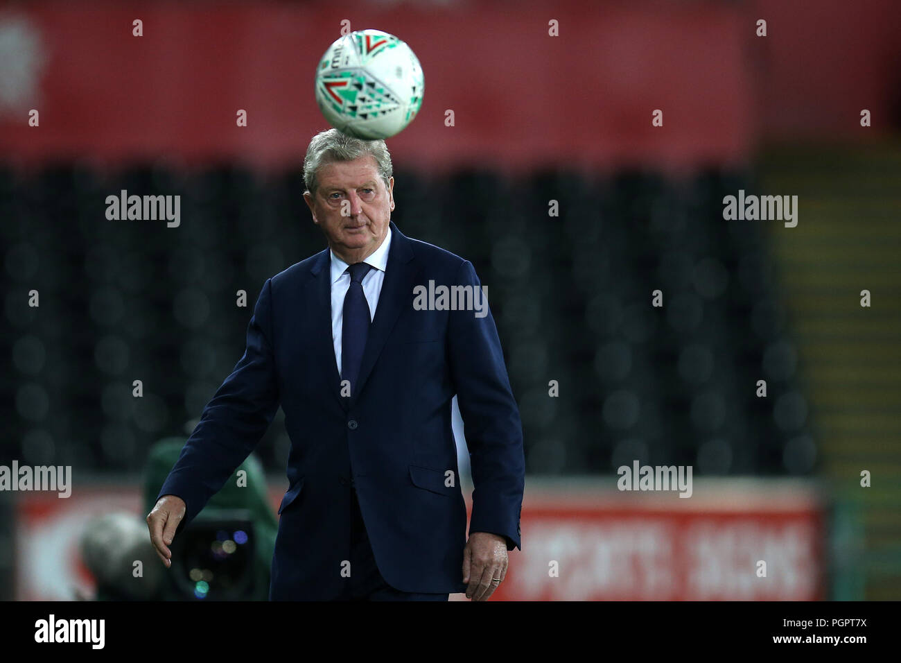 Swansea, Pays de Galles, Royaume-Uni. 28 août 2018. Roy Hodgson, le manager de Crystal Palace, montre son perfectionnement au football alors qu'il contrôle le ballon de l'étang-réservoir. L'EFL cup, Carabao tasse , 2e tour, Swansea City v Crystal Palace au Liberty Stadium de Swansea, Pays de Galles du Sud le mardi 28 août 2018. Cette image ne peut être utilisé qu'à des fins rédactionnelles. Usage éditorial uniquement, licence requise pour un usage commercial. Aucune utilisation de pari, de jeux ou d'un seul club/ligue/dvd publications. Photos par Andrew Andrew/Verger Verger la photographie de sport/Alamy live news Banque D'Images