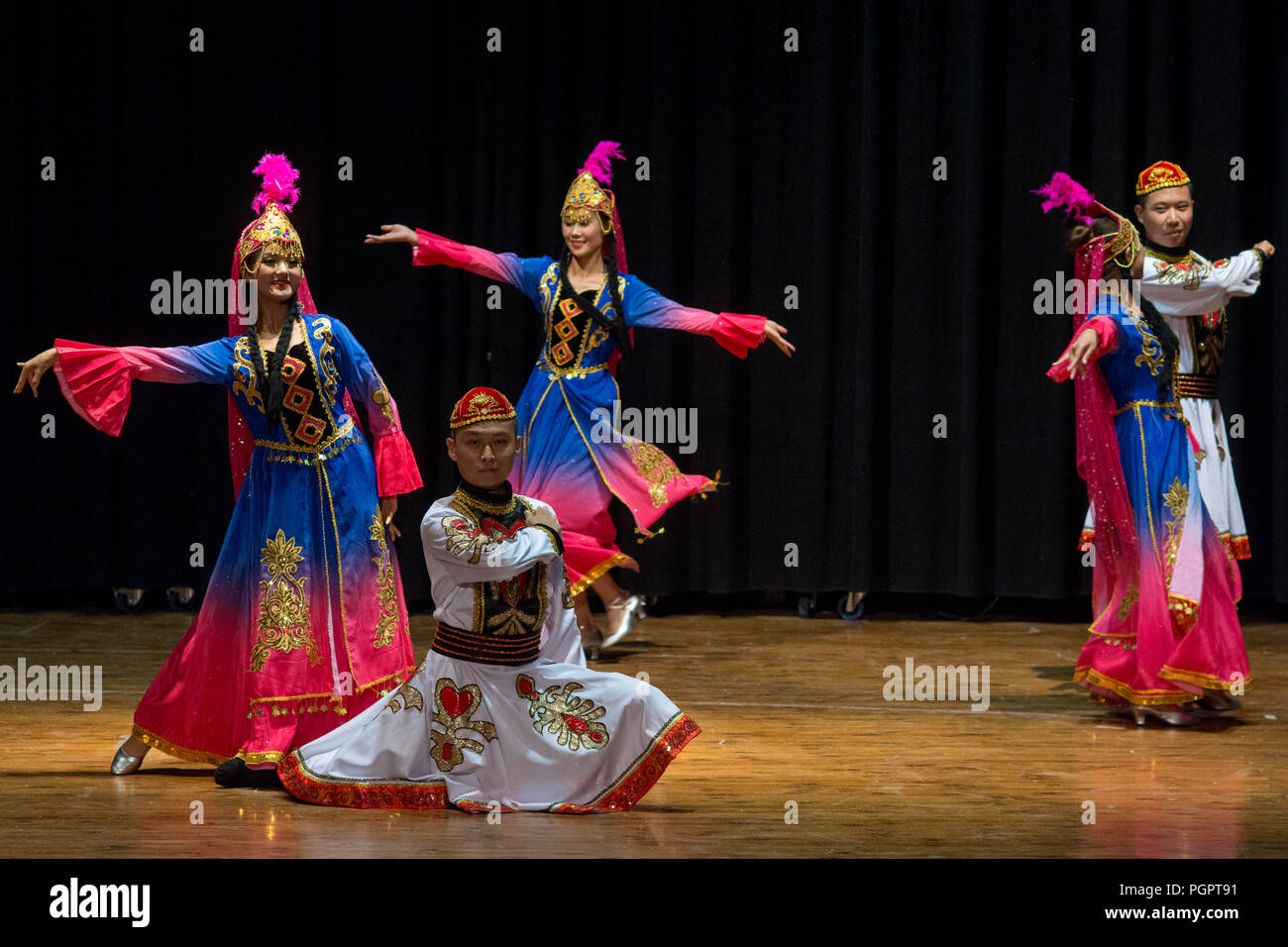 (180828) -- ELASSONA (Grèce), le 28 août 2018 (Xinhua) -- Les interprètes dansent à l'ouverture de la 6e édition du Festival de la tradition, de la Culture et des arts dans la région de Elassona, Grèce, le 27 août, 2018. Le festival de trois jours a donné le coup d'ici lundi. (Xinhua/Apostolos Domalis) ? Banque D'Images