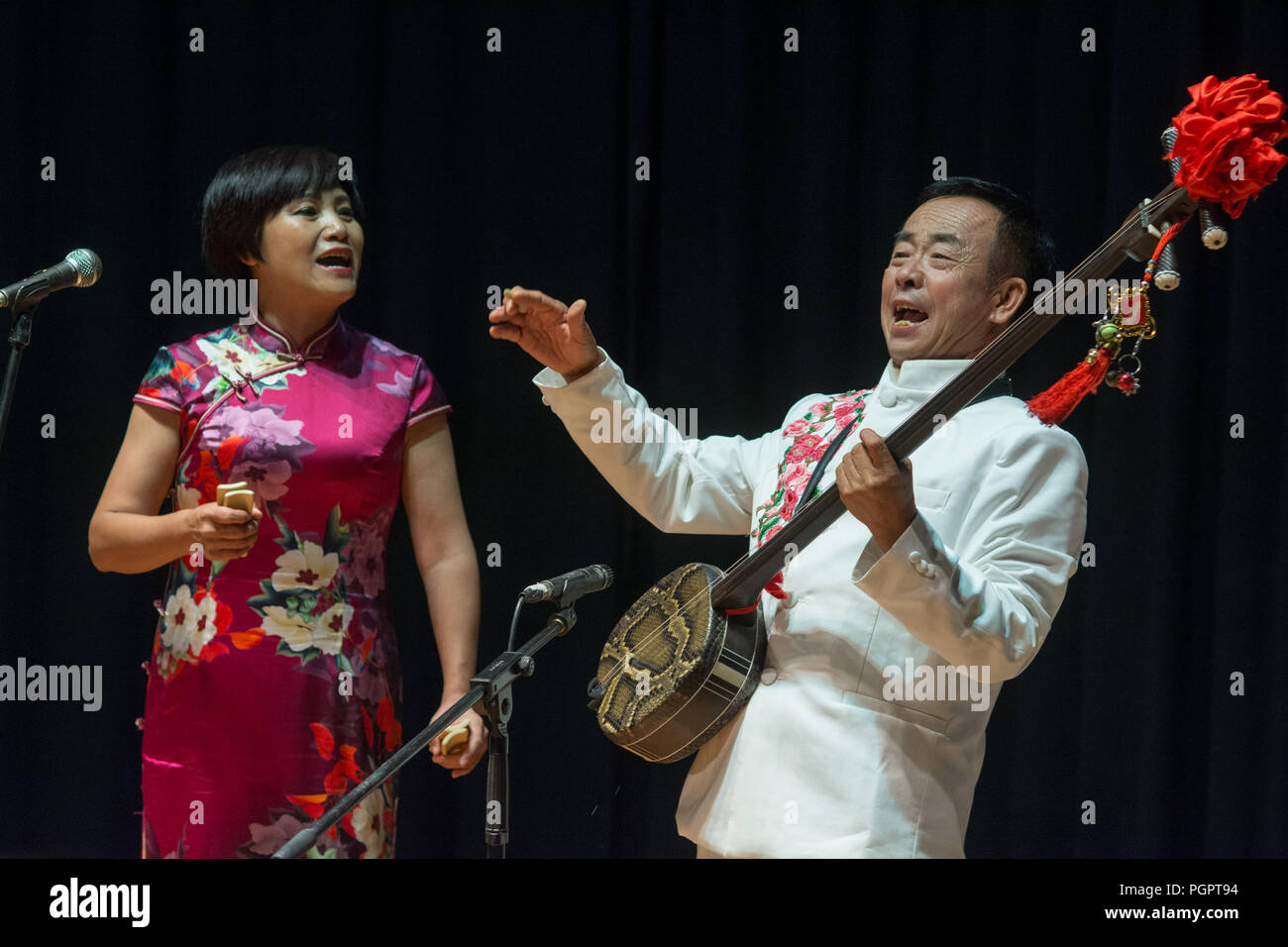 (180828) -- ELASSONA (Grèce), le 28 août 2018 (Xinhua) -- chinois musiciens exécutent à l'ouverture de la 6e édition du Festival de la tradition, de la Culture et des arts dans la région de Elassona, Grèce, le 27 août, 2018. Le festival de trois jours a donné le coup d'ici lundi. (Xinhua/Apostolos Domalis) ? Banque D'Images