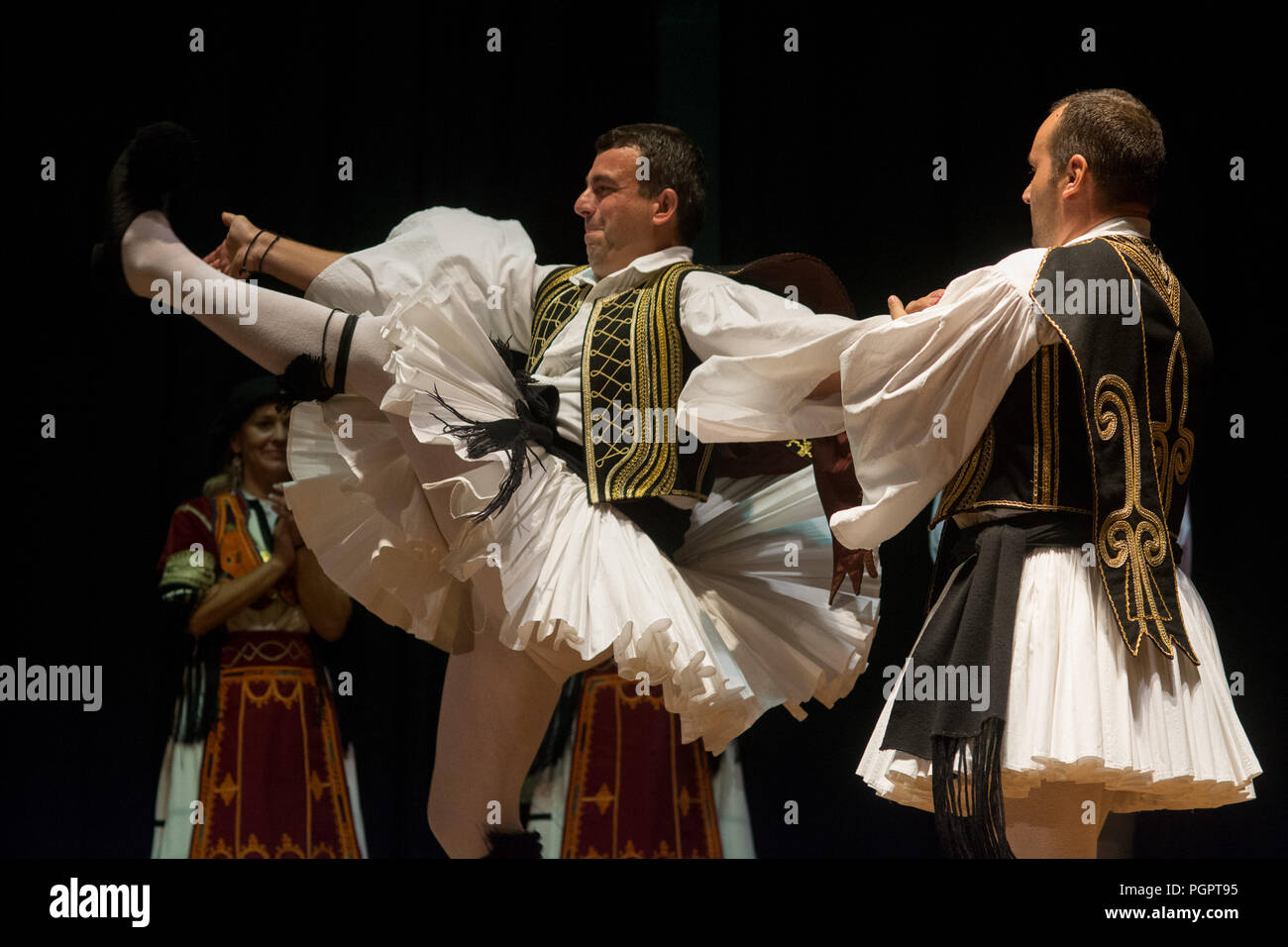 (180828) -- ELASSONA (Grèce), le 28 août 2018 (Xinhua) -- Les spectacles de danse grecque à l'ouverture de la 6e édition du Festival de la tradition, de la Culture et des arts dans la région de Elassona, Grèce, le 27 août, 2018. Le festival de trois jours a donné le coup d'ici lundi. (Xinhua/Apostolos Domalis) ? Banque D'Images