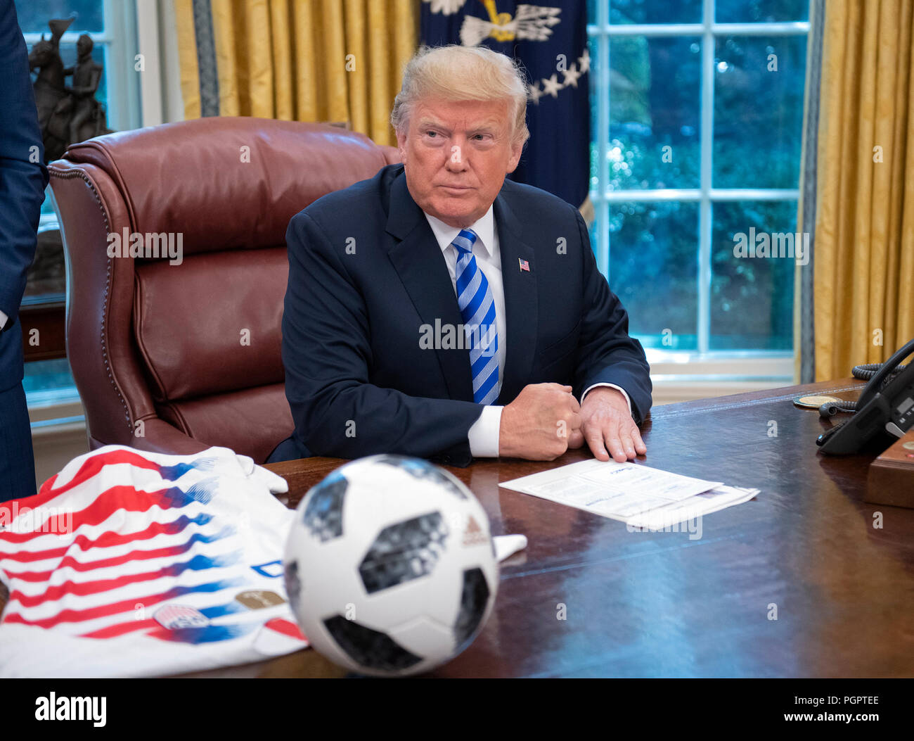 Le Président des Etats-Unis, Donald J. Trump rencontre Gianni Infantino, Président de la Fédération Internationale de Football Association (FIFA) dans le bureau ovale de la Maison Blanche à Washington, DC le mardi 28 août, 2018. FIFA se décrit comme un organisme international qui régit le football, futsal, beach soccer et. Credit : Ron Sachs/CNP | conditions dans le monde entier Banque D'Images