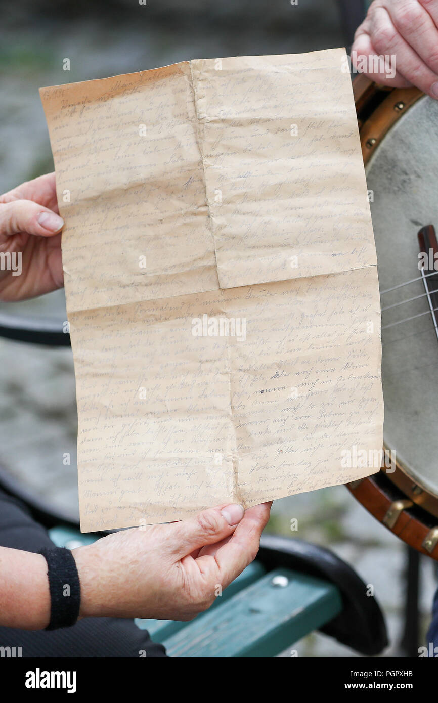 Aout 18 L Allemagne Markneukirchen Un Passe Temps De Collection Instrument Presente Une Vieille Lettre D Amour D Un Banjo Ecrit Au Crayon Lors De La Restauration De L Instrument Des Annees 1930 Lui Et