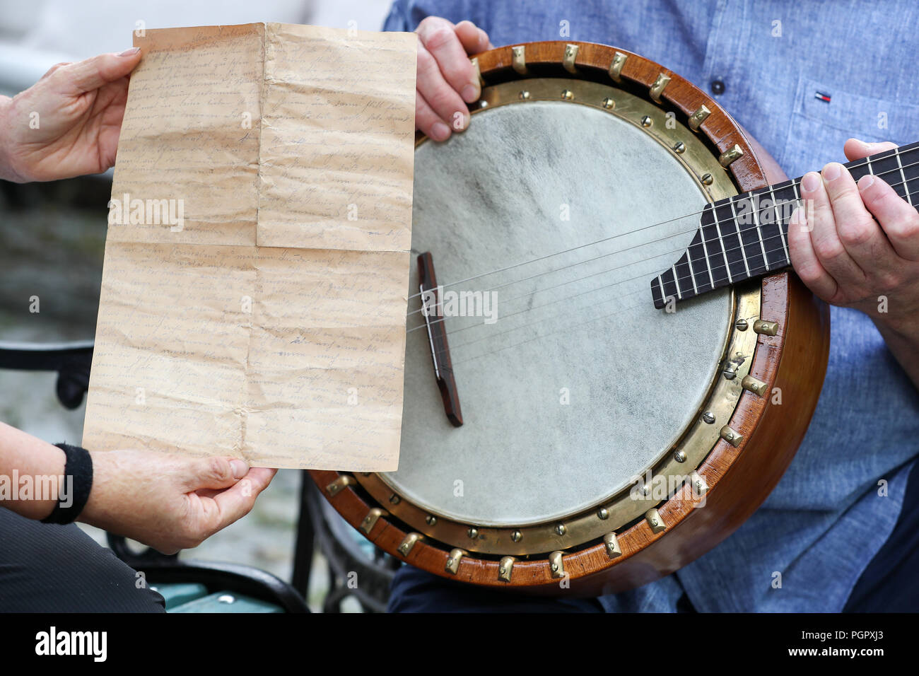 Aout 18 L Allemagne Markneukirchen Un Passe Temps De Collection Instrument Presente Une Vieille Lettre D Amour D Un Banjo Ecrit Au Crayon Lors De La Restauration De L Instrument Des Annees 1930 Lui Et