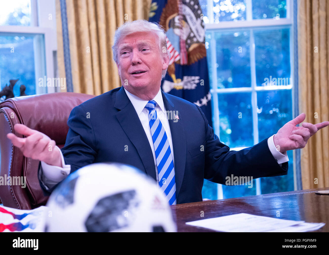 Le Président des Etats-Unis, Donald J. Trump, rend les commentaires comme il rencontre avec Gianni Infantino, gauche, Président de la Fédération Internationale de Football Association (FIFA) dans le bureau ovale de la Maison Blanche à Washington, DC le mardi 28 août, 2018. FIFA se décrit comme un organisme international qui régit le football, futsal, beach soccer et. Credit : Ron Sachs/CNP /MediaPunch Banque D'Images