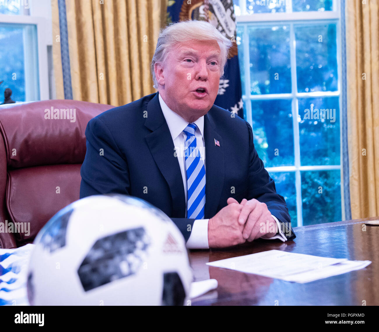 Le Président des Etats-Unis, Donald J. Trump, rend les commentaires comme il rencontre avec Gianni Infantino, gauche, Président de la Fédération Internationale de Football Association (FIFA) dans le bureau ovale de la Maison Blanche à Washington, DC le mardi 28 août, 2018. FIFA se décrit comme un organisme international qui régit le football, futsal, beach soccer et. Credit : Ron Sachs/CNP /MediaPunch Banque D'Images