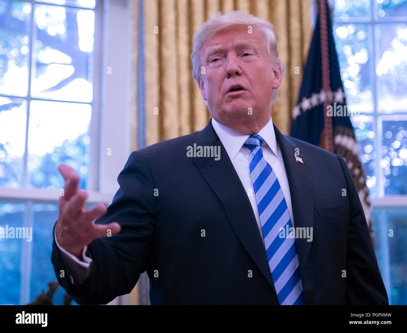 Le Président des Etats-Unis, Donald J. Trump répond à la question d'un journaliste après sa rencontre avec Gianni Infantino, gauche, Président de la Fédération Internationale de Football Association (FIFA) dans le bureau ovale de la Maison Blanche à Washington, DC le mardi 28 août, 2018. FIFA se décrit comme un organisme international qui régit le football, futsal, beach soccer et. Credit : Ron Sachs/CNP /MediaPunch Banque D'Images