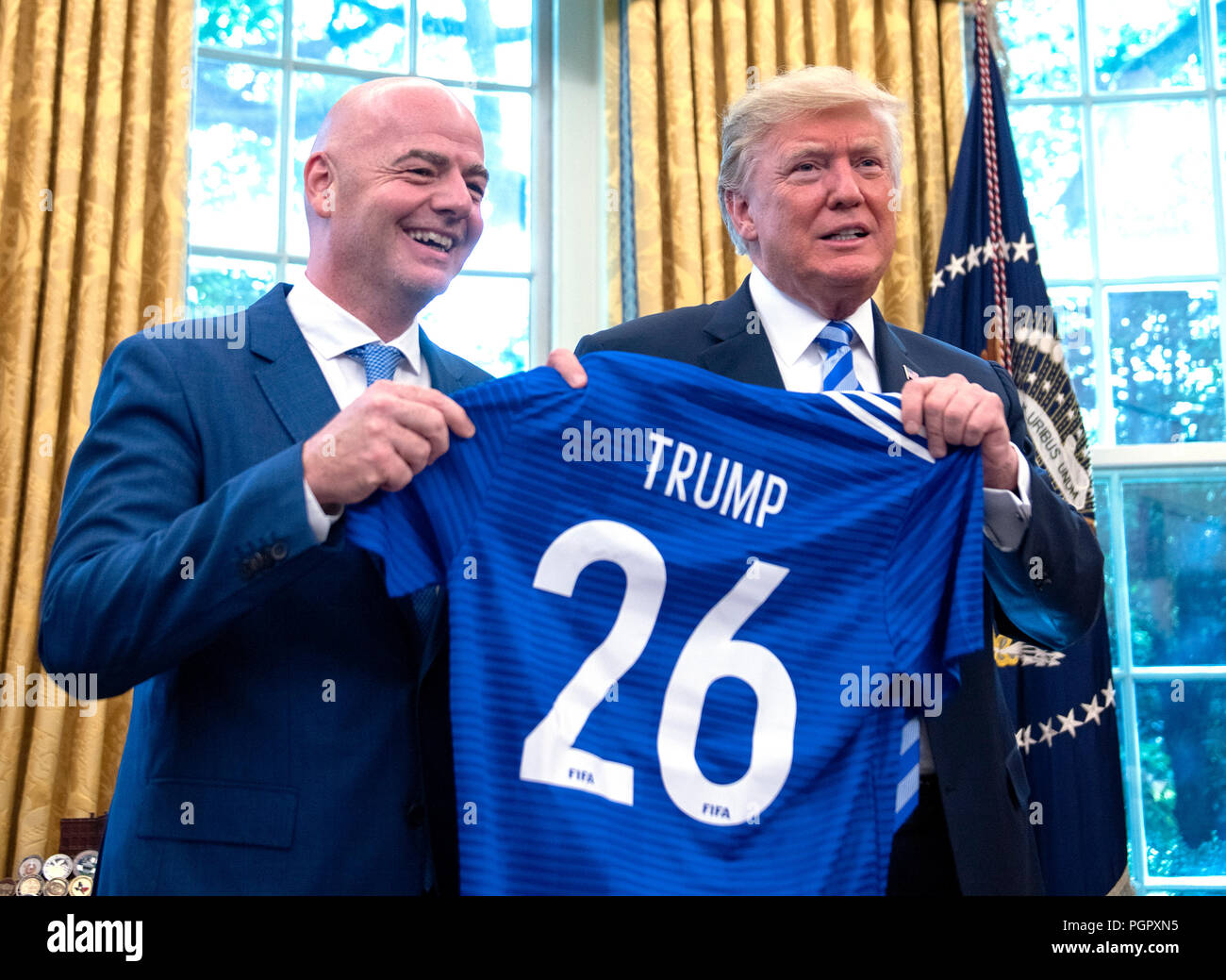 Le Président des Etats-Unis, Donald J. Trump et Gianni Infantino, Président de la Fédération Internationale de Football Association (FIFA) tenir un domicilie signifiant la 2026 Jeux dans le bureau ovale de la Maison Blanche à Washington, DC le mardi 28 août, 2018. FIFA se décrit comme un organisme international qui régit le football, futsal, beach soccer et. Credit : Ron Sachs/CNP /MediaPunch Banque D'Images