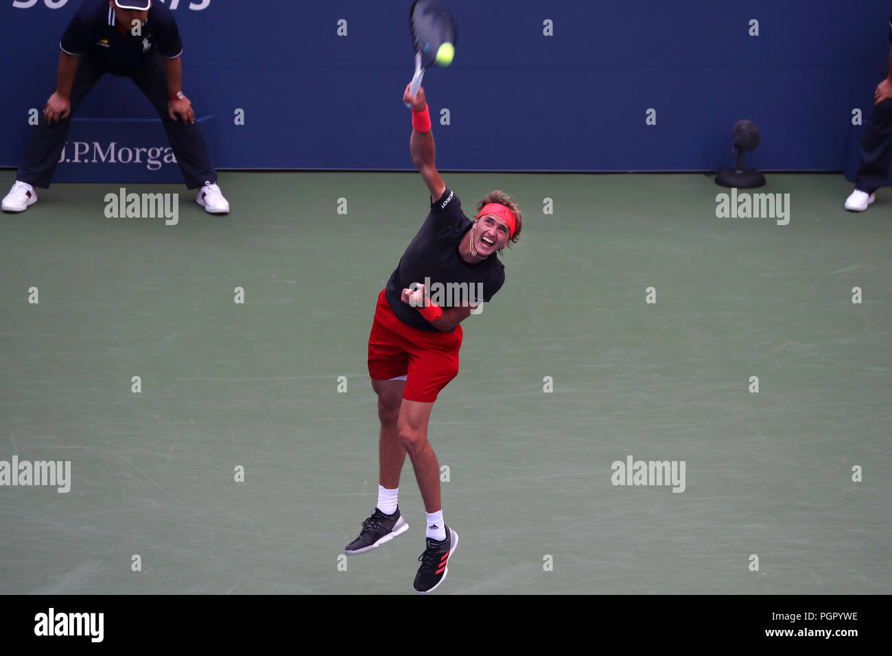 New York, États-Unis. Août 28, 2018. Flushing Meadows, New York - 28 août 2018 : US Open de Tennis : Alexander Zverev de Allemagne servant à Peter Polansky de Pologne lors de leur premier match à l'US Open à Flushing Meadows, New York. Zverev a remporté le match à l'avance à la deuxième ronde. Crédit : Adam Stoltman/Alamy Live News Banque D'Images