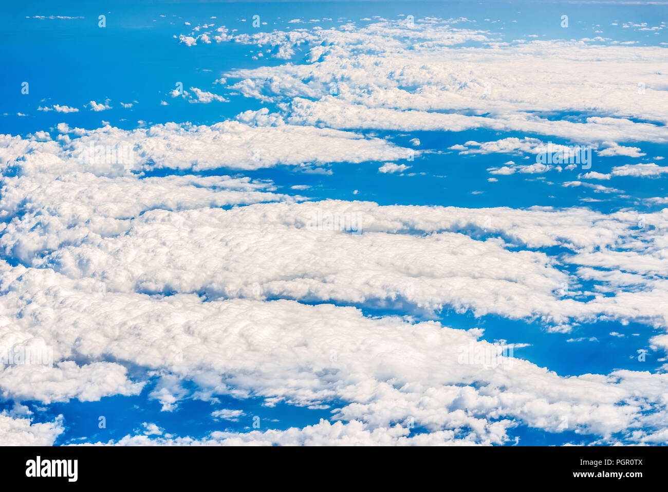 Une vue sur le ciel et les nuages de la fenêtre de l'avion. Ci-dessous est l'eau de la mer Noire. Banque D'Images