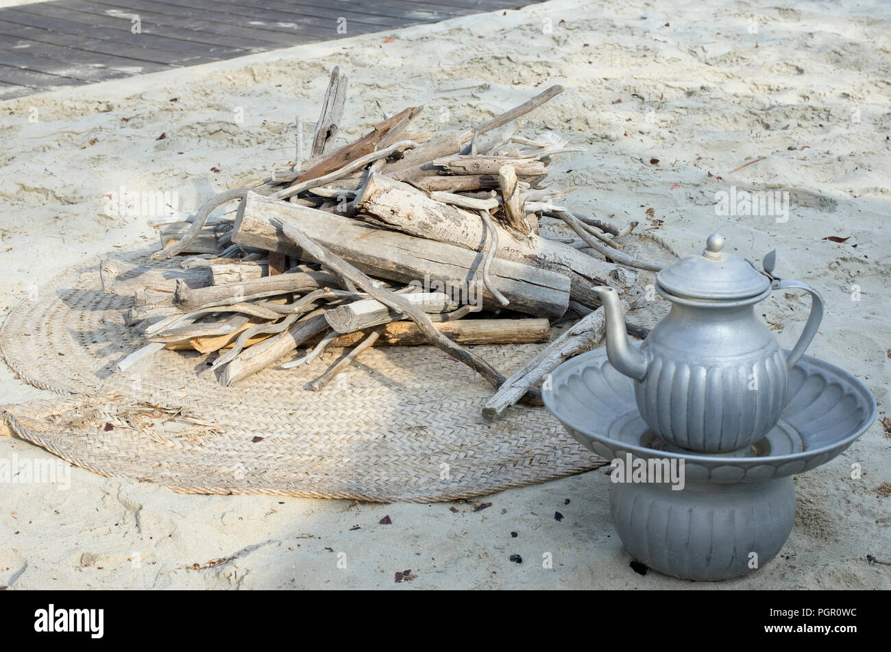 Les nomades bédouins arabes tea pot métal et bois de chauffage sec pour faire une boisson chaude. Banque D'Images