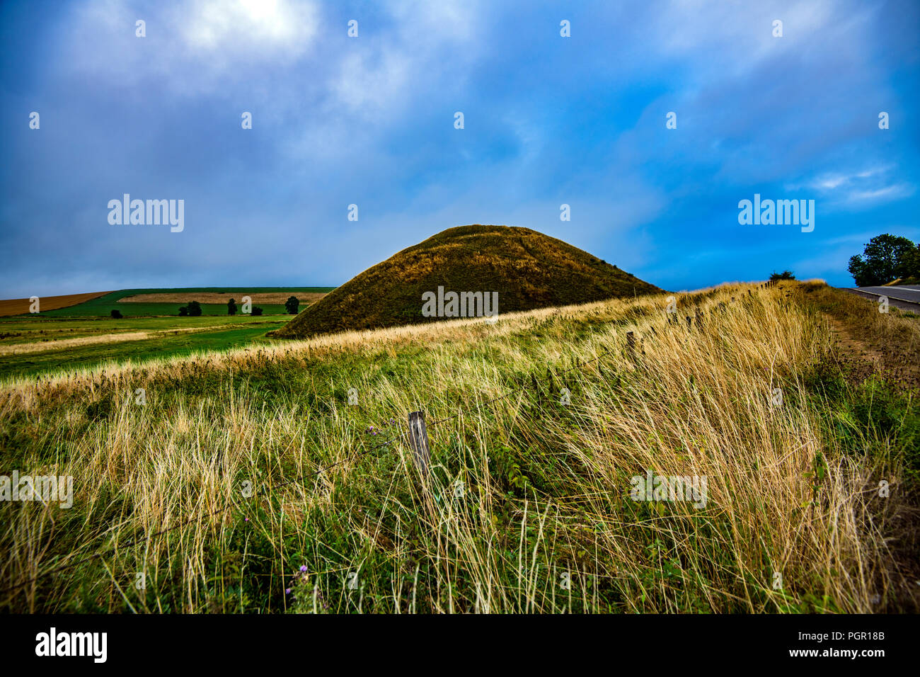 Silbury Hill, le plus grand tumulus néolithique en Europe, qui couvre 5 hectares. Il a été construit sur une période de 100 ans autour de 2 400 avant notre ère par culture bécher Banque D'Images