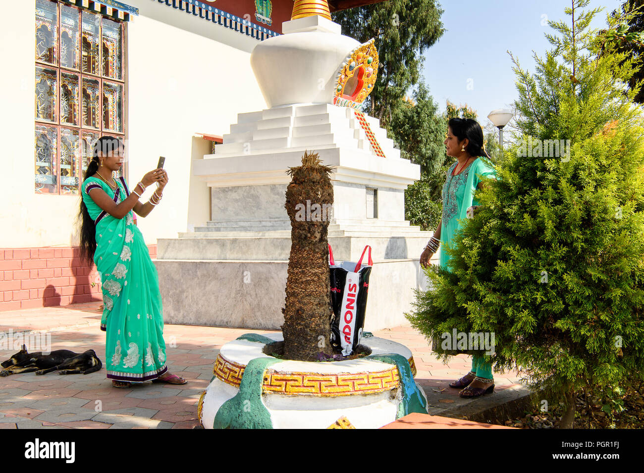 TRIMPHU, BHOUTAN - Mar 8, 2017 Ngalops non identifié : femme en sari prend une photo de son ami. Ngalops est l'une des plus peuplées de groupes ethniques Banque D'Images