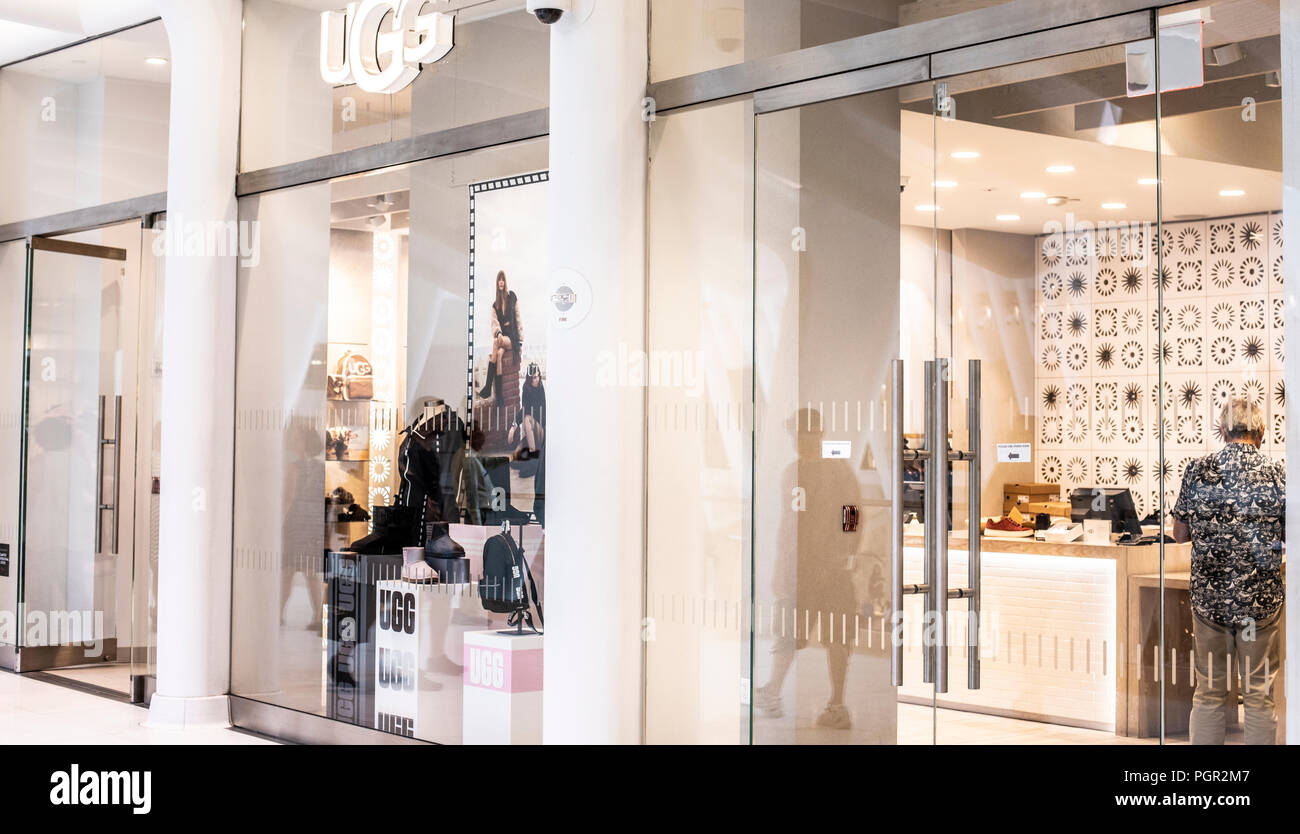 NEW YORK, USA - Août, 2018 : Deux Uggs magasin au centre commercial d'Oculus, New York. Bottes Ugg sont un démarrage de mouton originaire d'Australie et Nouvelle Banque D'Images