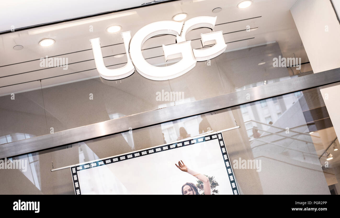 NEW YORK, USA - Août, 2018 : Deux Uggs magasin au centre commercial d'Oculus, New York. Bottes Ugg sont un démarrage de mouton originaire d'Australie et Nouvelle Banque D'Images