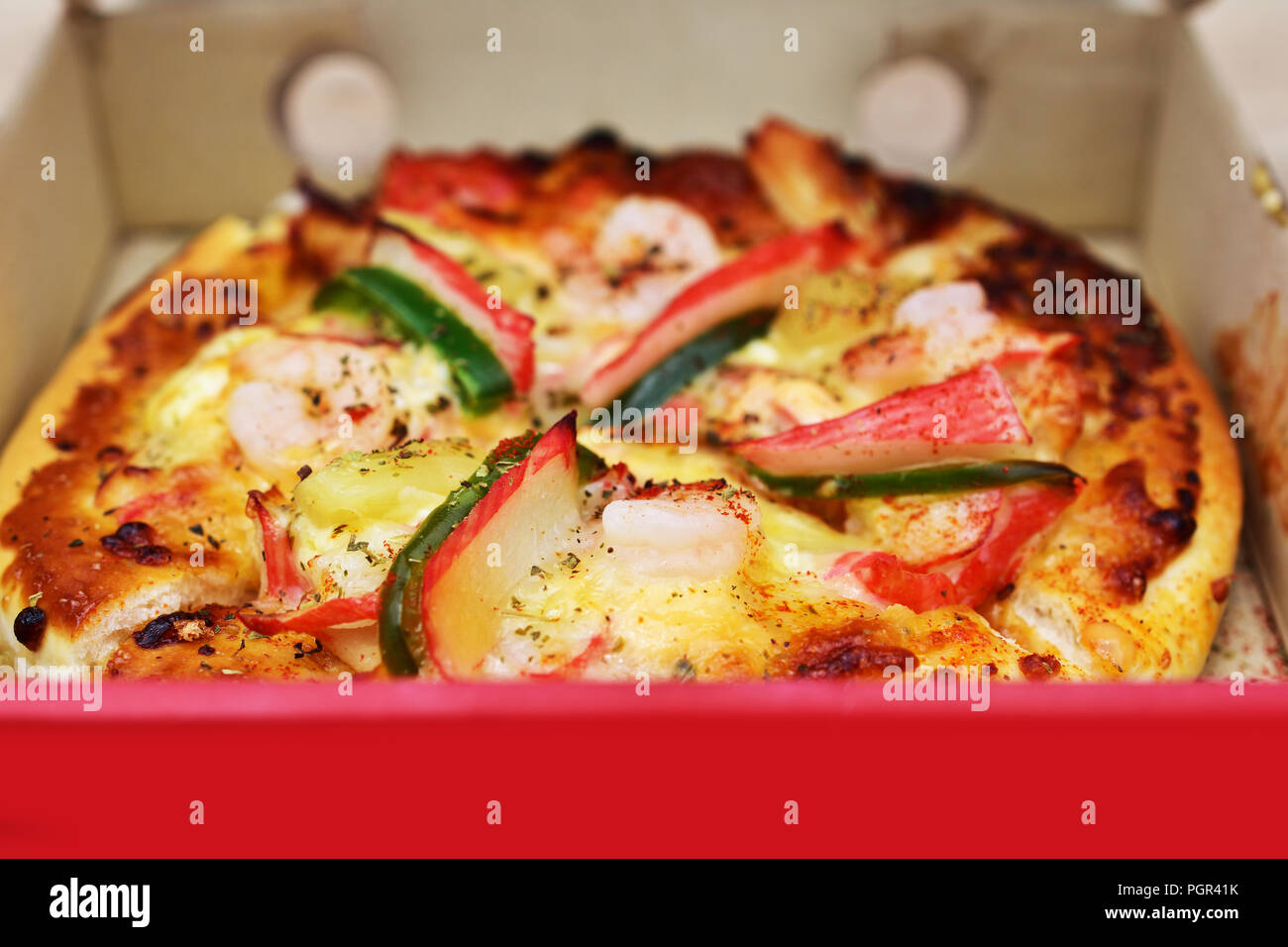 Pizza à la case sur la table en bois Banque D'Images