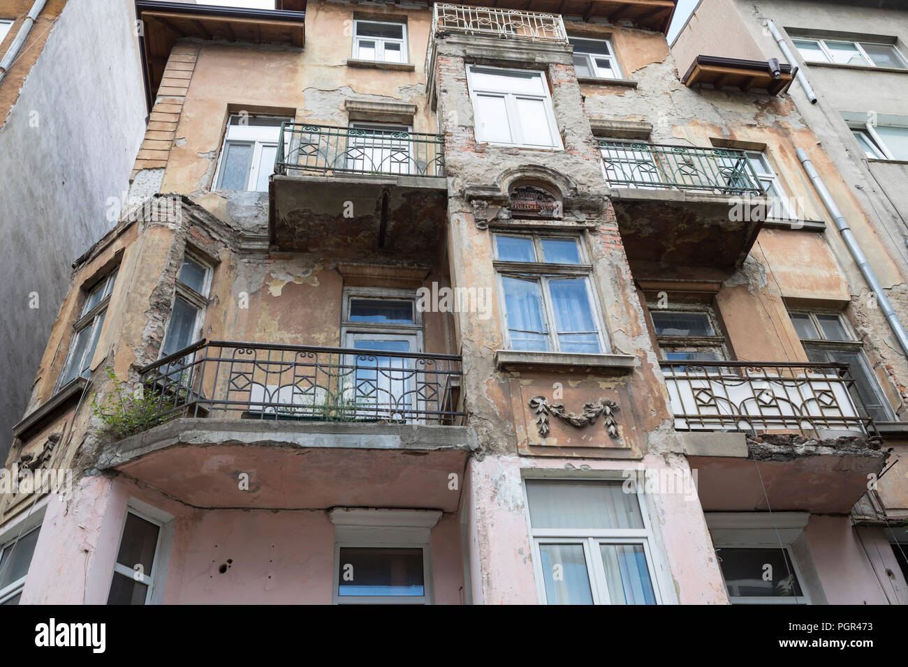 Vieux et usé de maisons dans le centre-ville de Sofia, Bulgarie Banque D'Images