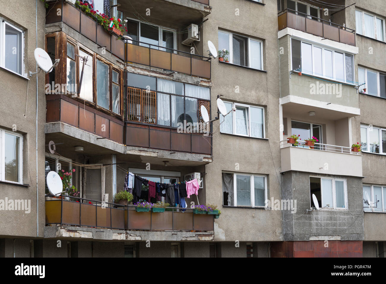 Façade de vieux immeubles à appartements de la capitale Sofia, Bulgarie Banque D'Images