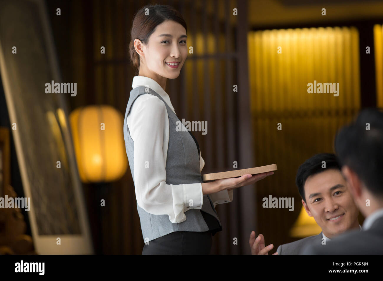 Serveuse élégance holding a tray Banque D'Images