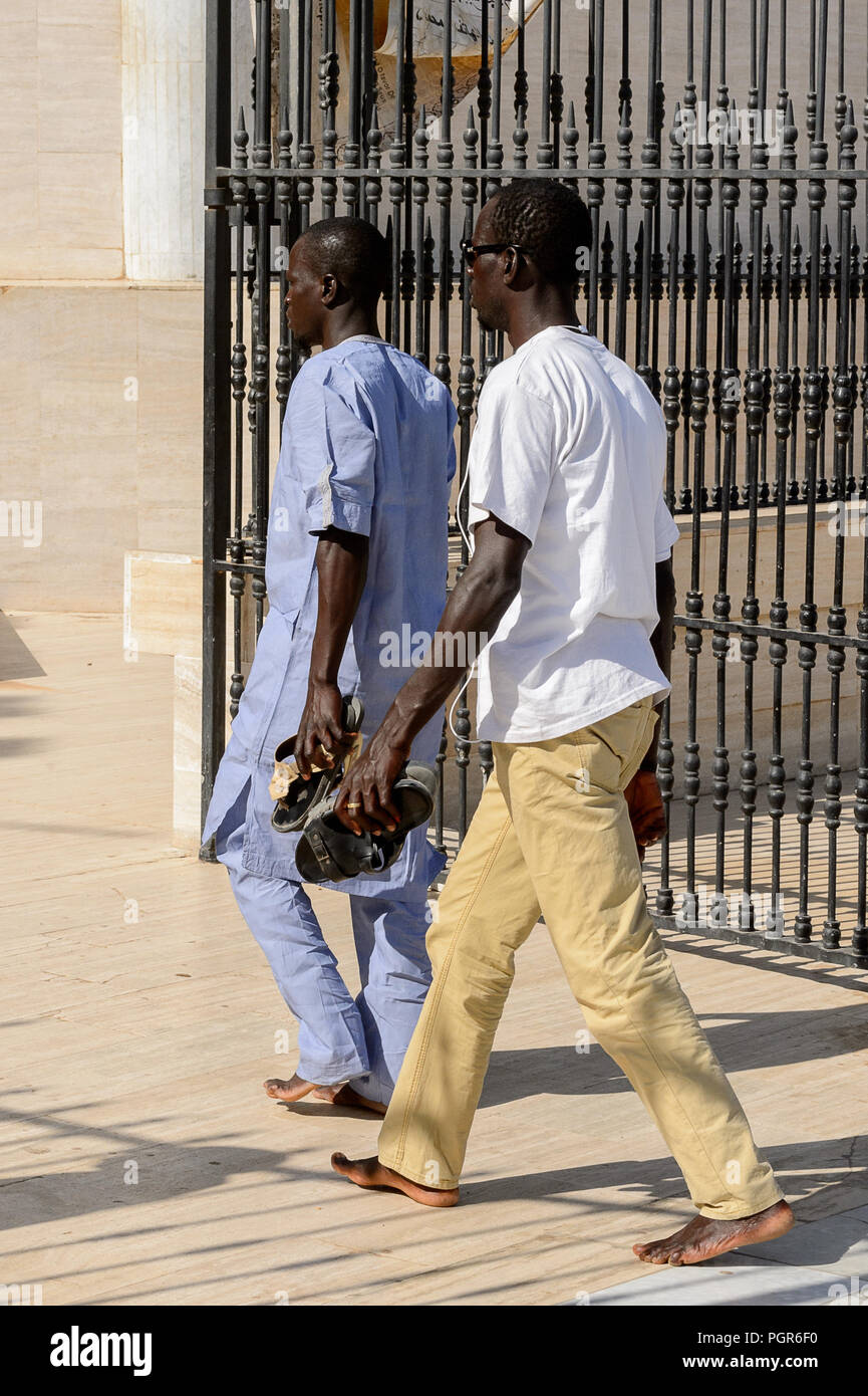 TOUBA, SÉNÉGAL - 26 avr 2017 non identifié : peuple sénégalais à pied le long de la rue de la Grande Mosquée de Touba, l'accueil de la confrérie Mouride Banque D'Images