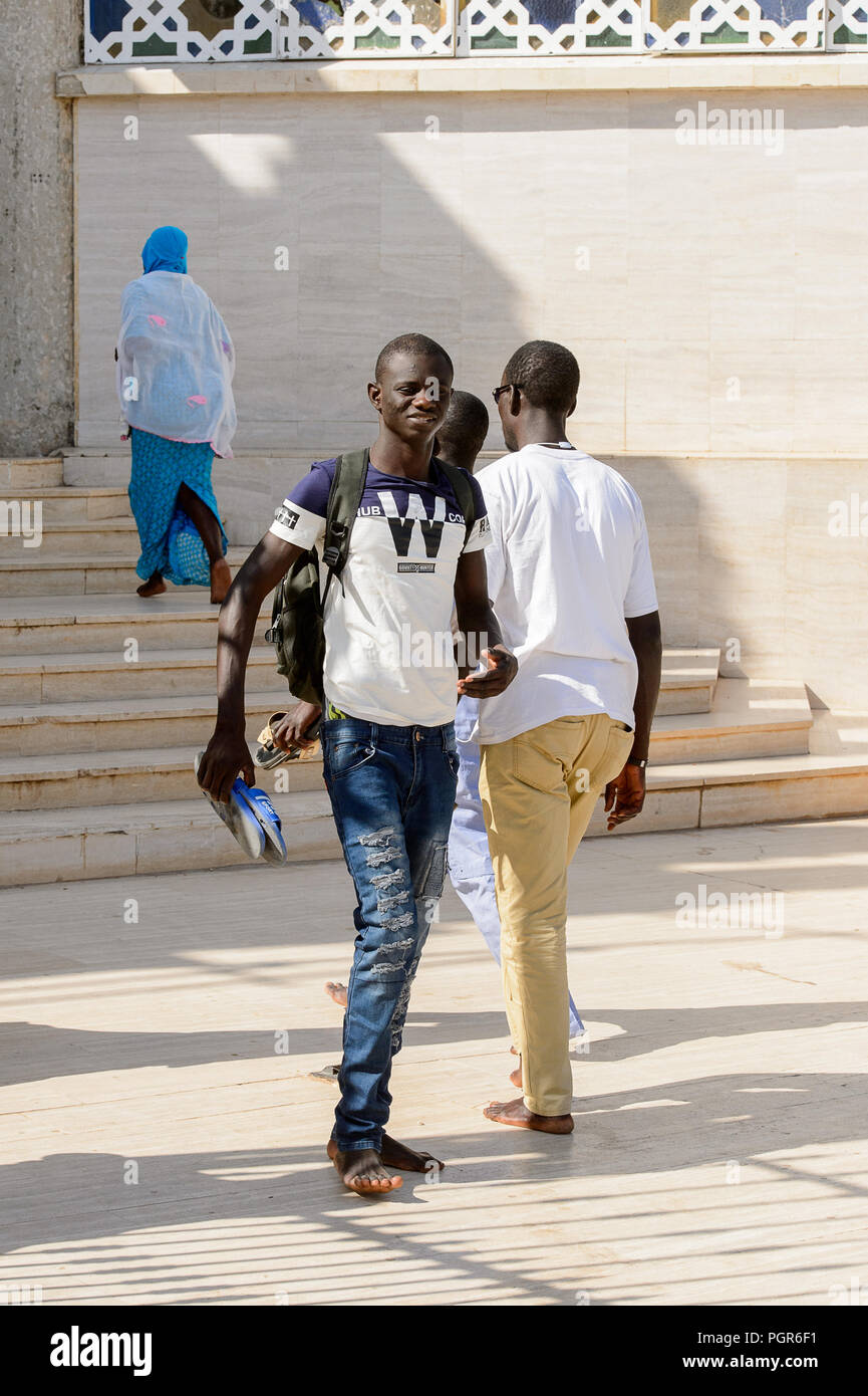 TOUBA, SÉNÉGAL - 26 avr 2017 non identifié : peuple sénégalais à pied le long de la rue de la Grande Mosquée de Touba, l'accueil de la confrérie Mouride Banque D'Images