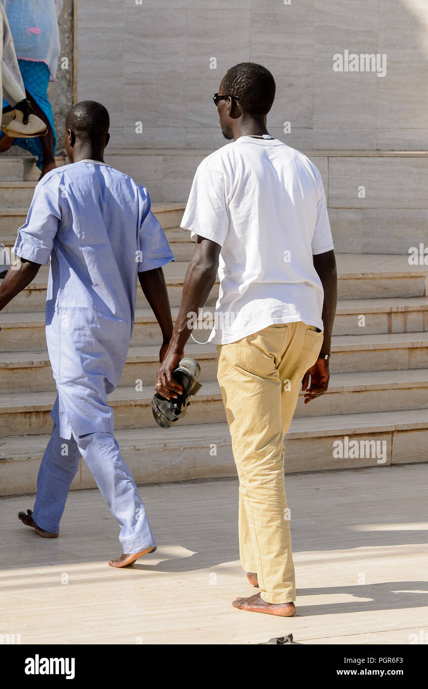 TOUBA, SÉNÉGAL - 26 avr 2017 non identifié : peuple sénégalais à pied le long de la rue de la Grande Mosquée de Touba, l'accueil de la confrérie Mouride Banque D'Images