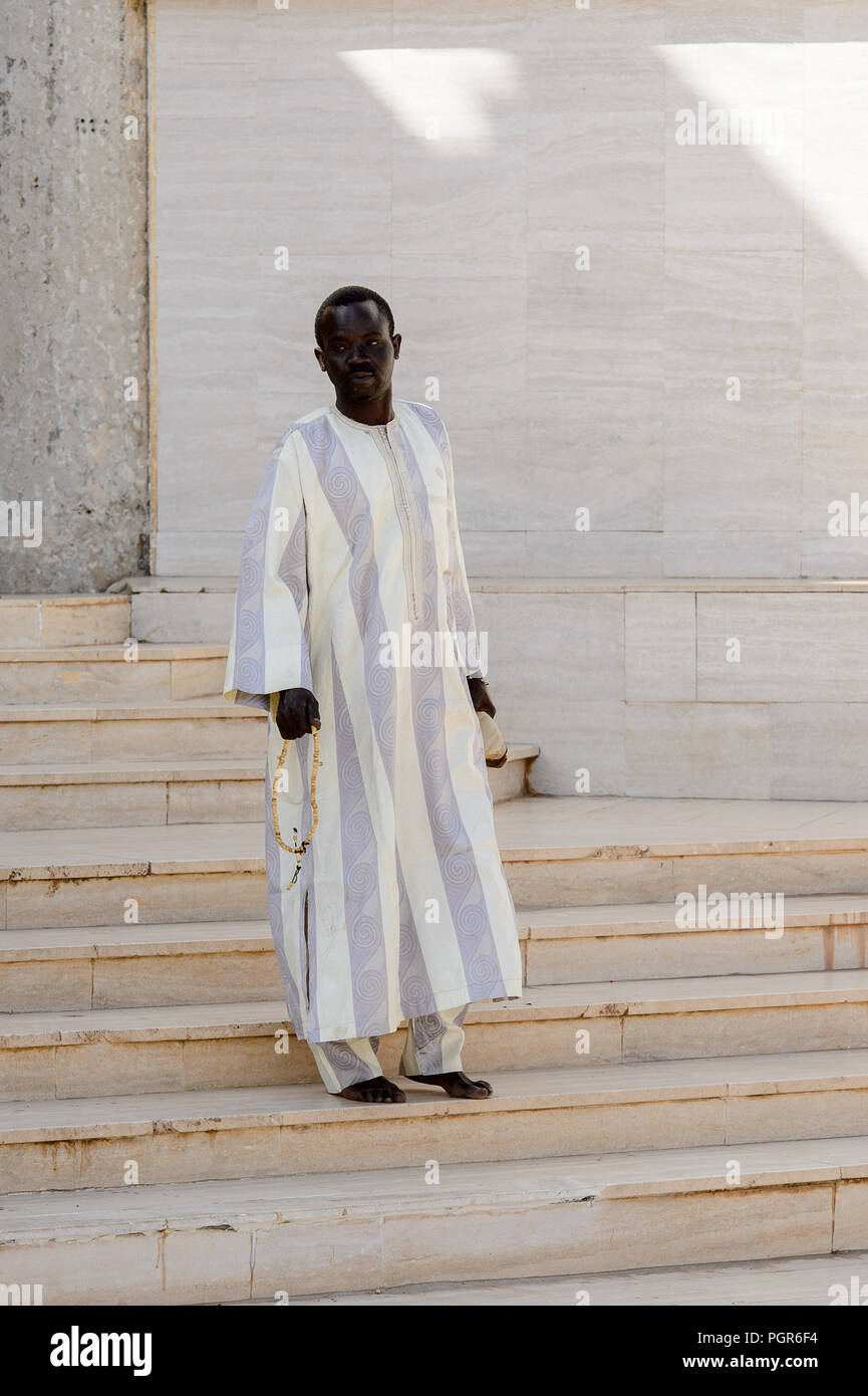TOUBA, SÉNÉGAL - 26 avr 2017 : sénégalais non identifié en bas à la homme marche Grande Mosquée de Touba, l'accueil de la confrérie Mouride Banque D'Images