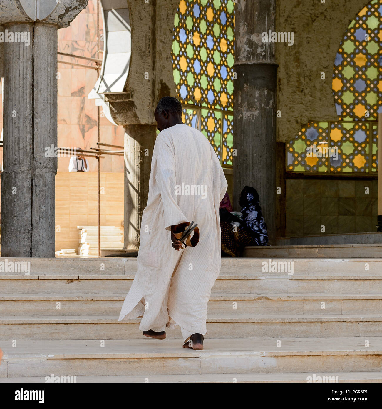 TOUBA, SÉNÉGAL - Apr 26, 2017 : l'homme sénégalais non identifiés à l'étage des promenades dans la Grande Mosquée de Touba, l'accueil de la confrérie Mouride Banque D'Images