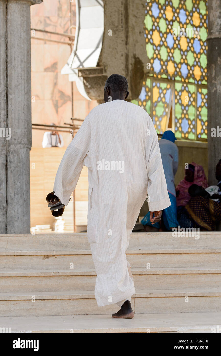 TOUBA, SÉNÉGAL - Apr 26, 2017 : l'homme sénégalais non identifiés à l'étage des promenades dans la Grande Mosquée de Touba, l'accueil de la confrérie Mouride Banque D'Images