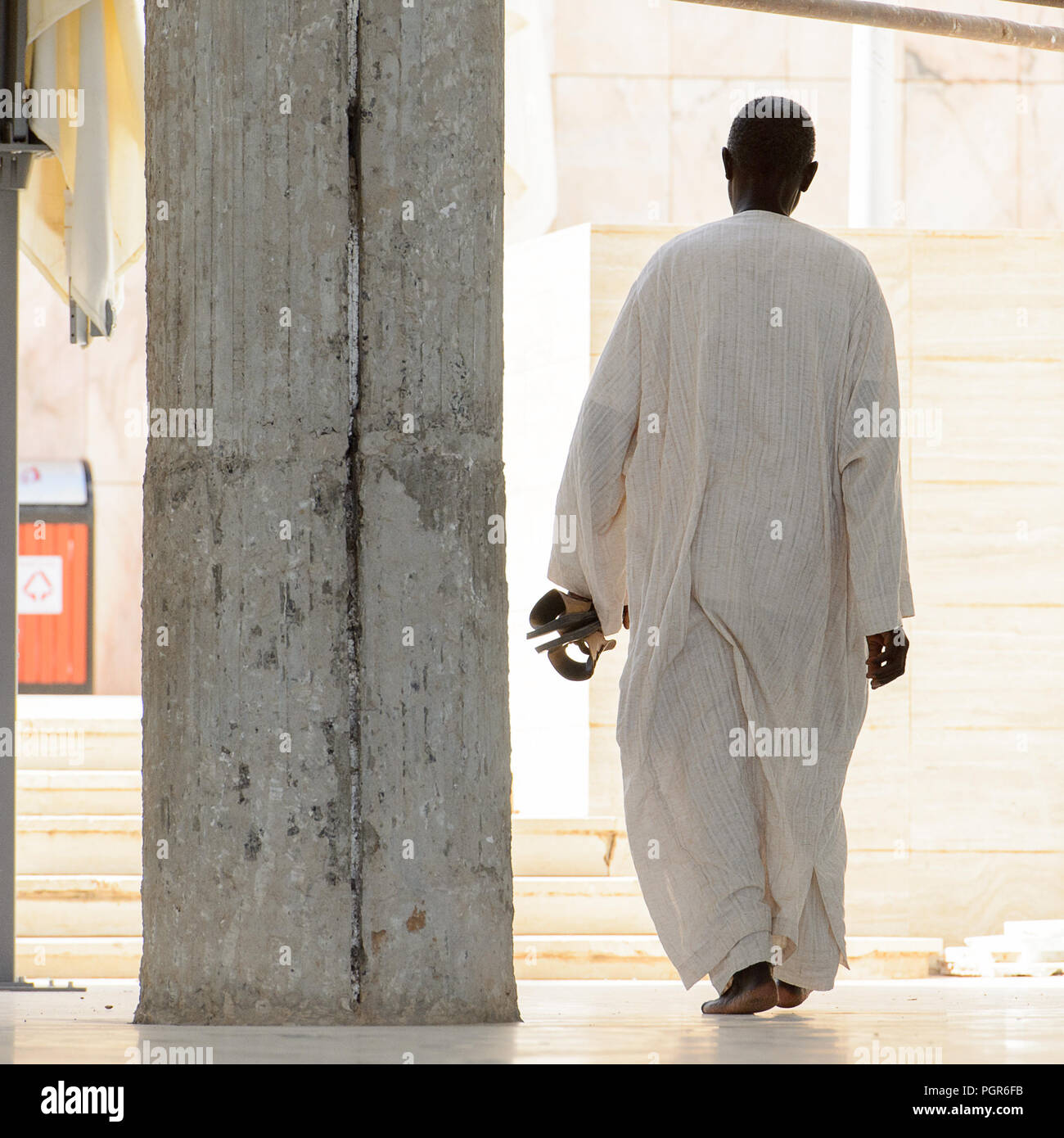 TOUBA, SÉNÉGAL - Apr 26, 2017 : Des sénégalais dans les vêtements traditionnels promenades dans la Grande Mosquée de Touba, l'accueil de la confrérie Mouride Brotherh Banque D'Images