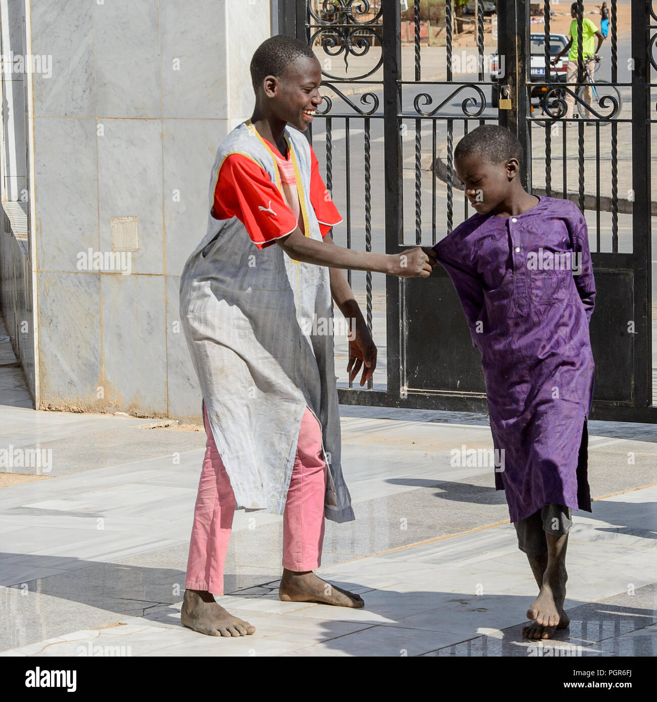 TOUBA, SÉNÉGAL - 26 avr 2017 : garçons sénégalais non identifiés en vêtements traditionnels à pied dans la Grande Mosquée de Touba, l'accueil de la confrérie Mouride Brotherh Banque D'Images
