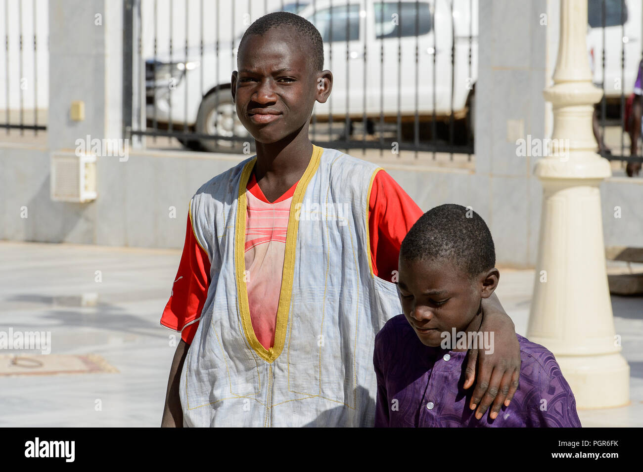 TOUBA, SÉNÉGAL - 26 avr 2017 : garçons sénégalais non identifiés en vêtements traditionnels à pied dans la Grande Mosquée de Touba, l'accueil de la confrérie Mouride Brotherh Banque D'Images