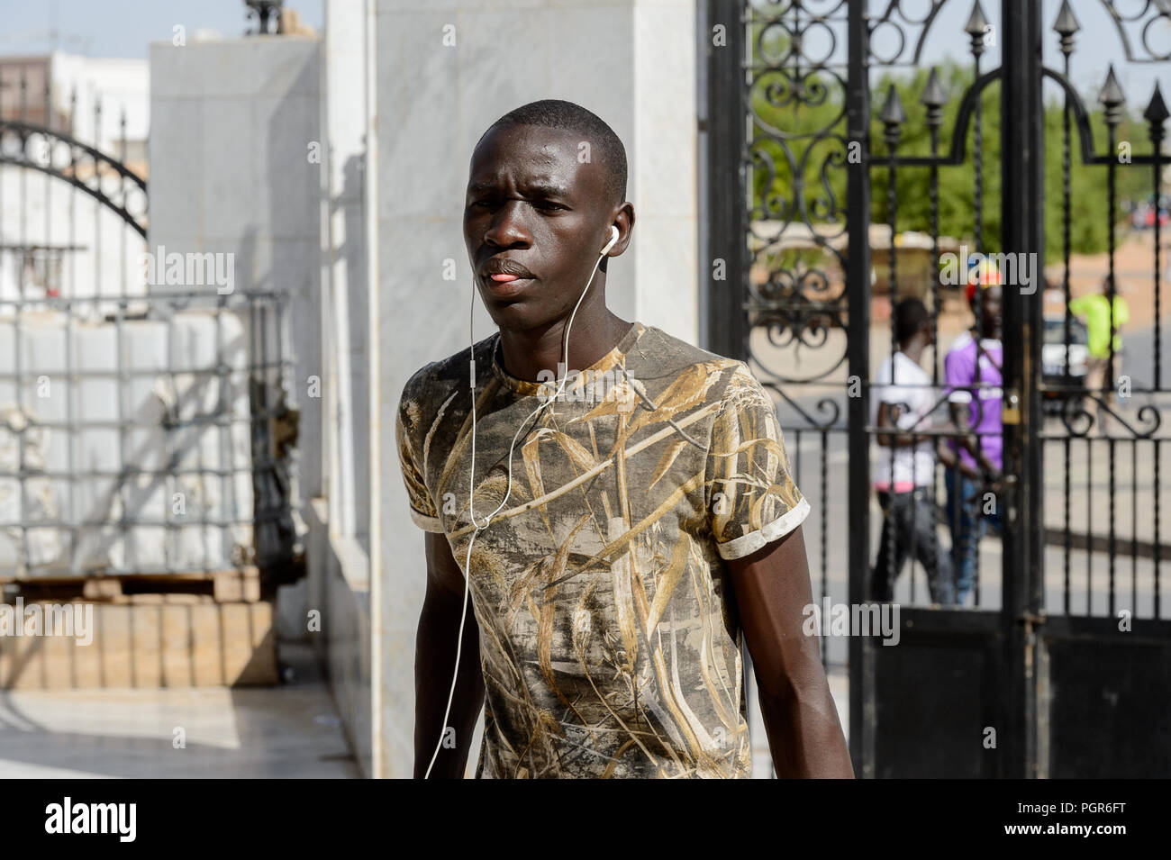 TOUBA, SÉNÉGAL - Apr 26, 2017 : l'homme sénégalais non identifiés à l'écoute de la musique dans la Grande Mosquée de Touba, l'accueil de la confrérie Mouride Banque D'Images