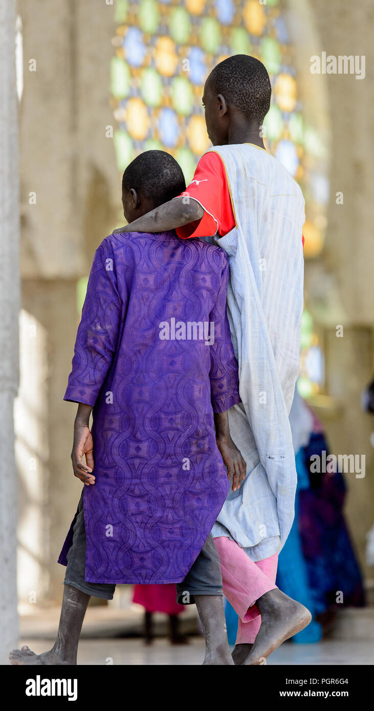 TOUBA, SÉNÉGAL - 26 avr 2017 : garçons sénégalais non identifiés en vêtements traditionnels à pied dans la Grande Mosquée de Touba, l'accueil de la confrérie Mouride Brotherh Banque D'Images