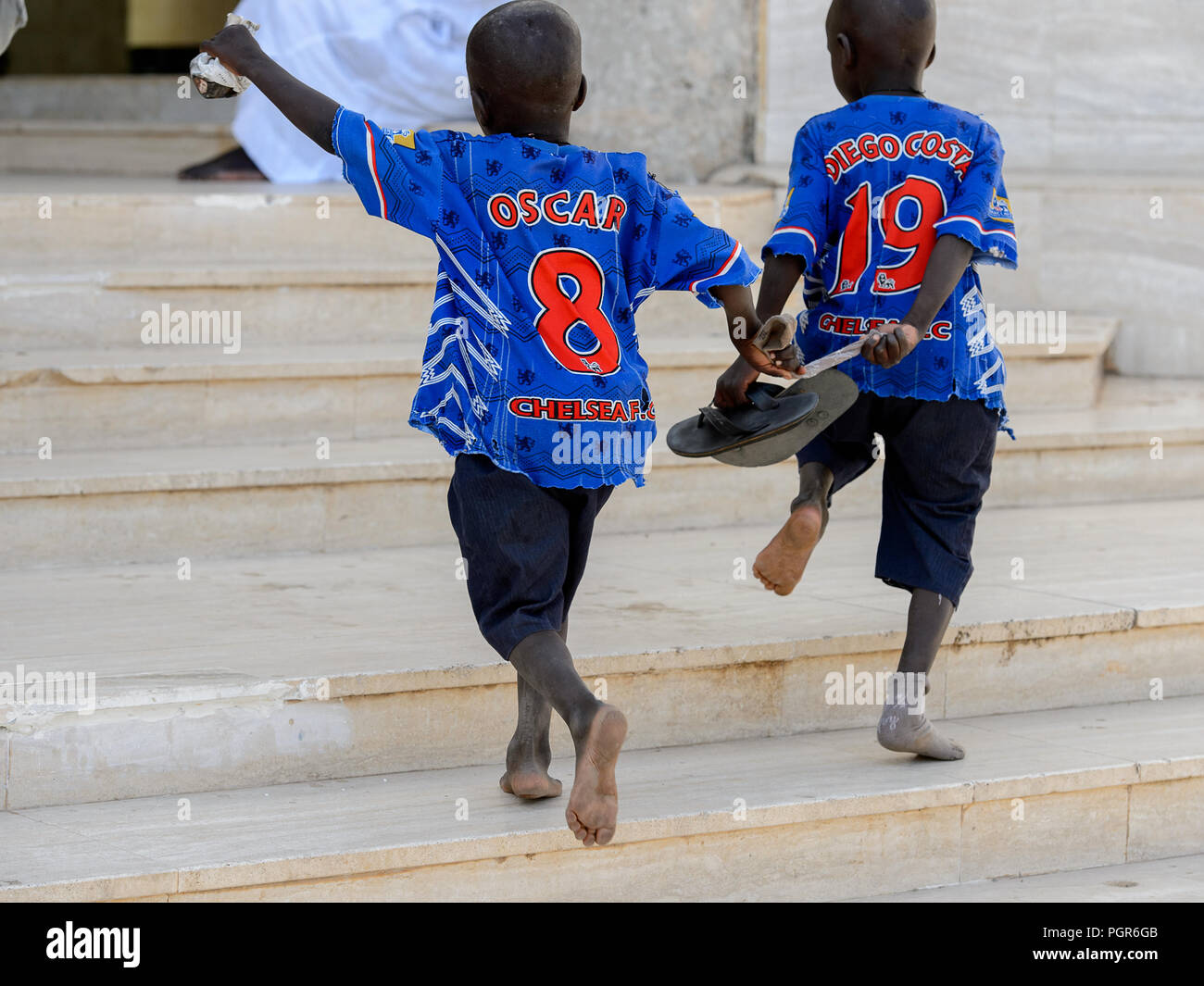 TOUBA, SÉNÉGAL - 26 avr 2017 : garçons sénégalais non identifiés en sportwear à pied dans la Grande Mosquée de Touba, l'accueil de la confrérie Mouride Banque D'Images
