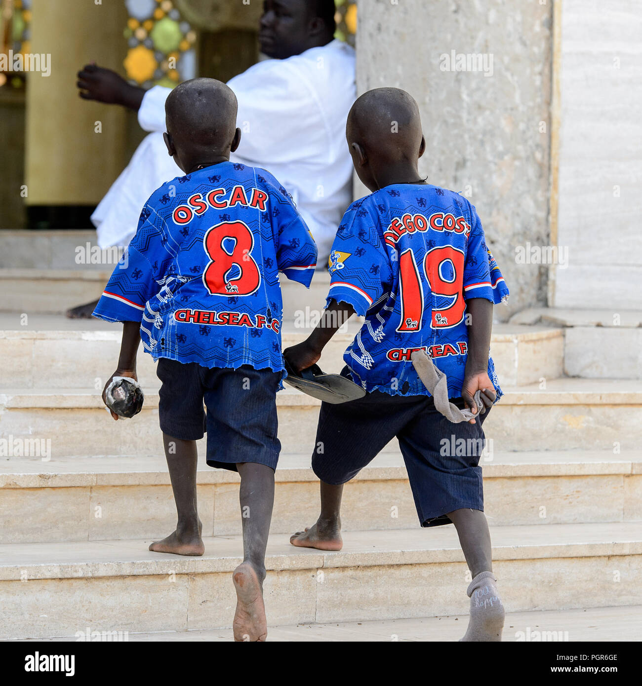 TOUBA, SÉNÉGAL - 26 avr 2017 : garçons sénégalais non identifiés en sportwear à pied dans la Grande Mosquée de Touba, l'accueil de la confrérie Mouride Banque D'Images