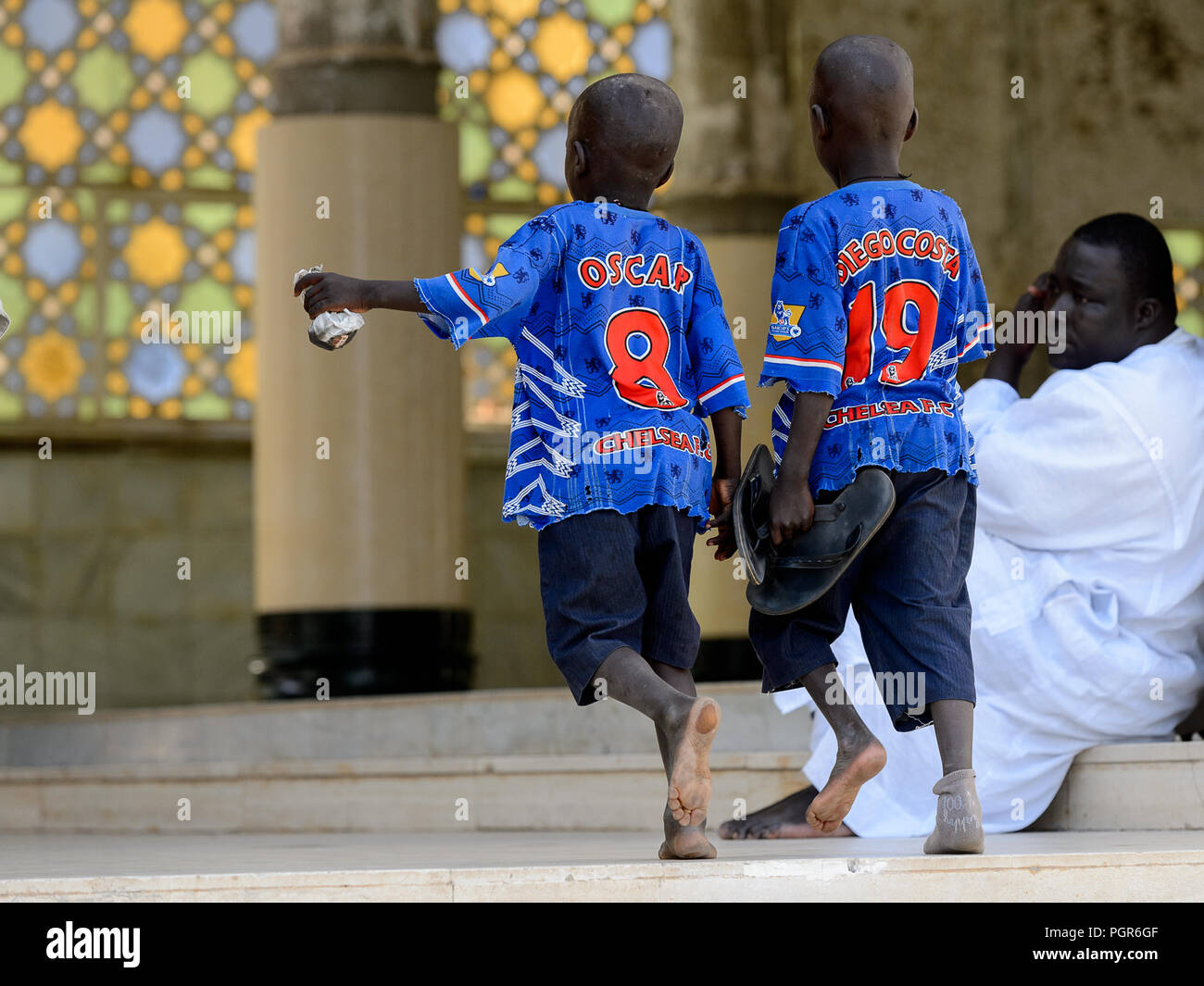 TOUBA, SÉNÉGAL - 26 avr 2017 : garçons sénégalais non identifiés en sportwear à pied dans la Grande Mosquée de Touba, l'accueil de la confrérie Mouride Banque D'Images