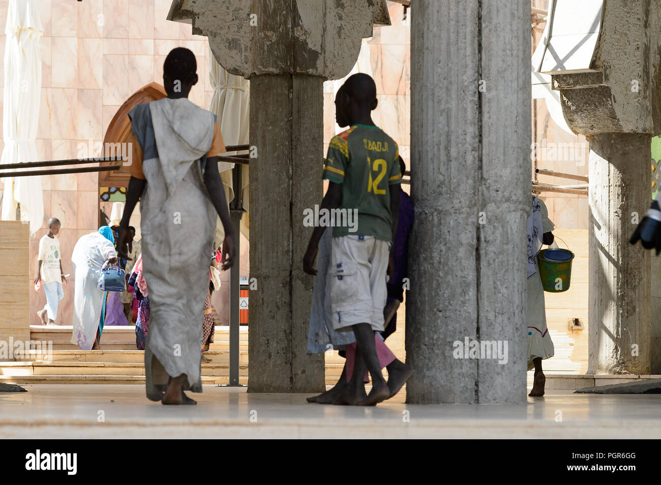 TOUBA, SÉNÉGAL - Apr 26, 2017 : Des sénégalais dans les vêtements traditionnels se trouve près de la colonne de la Grande Mosquée de Touba, l'accueil du Banque D'Images