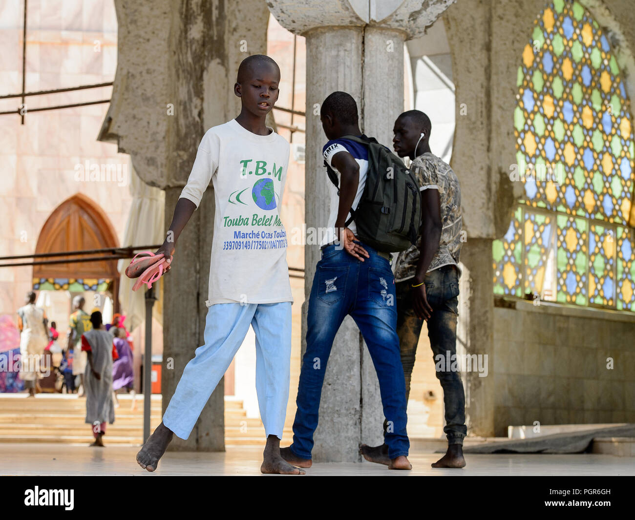 TOUBA, SÉNÉGAL - 26 avr 2017 : garçons sénégalais non identifiés à pied dans la Grande Mosquée de Touba, l'accueil de la confrérie Mouride Banque D'Images