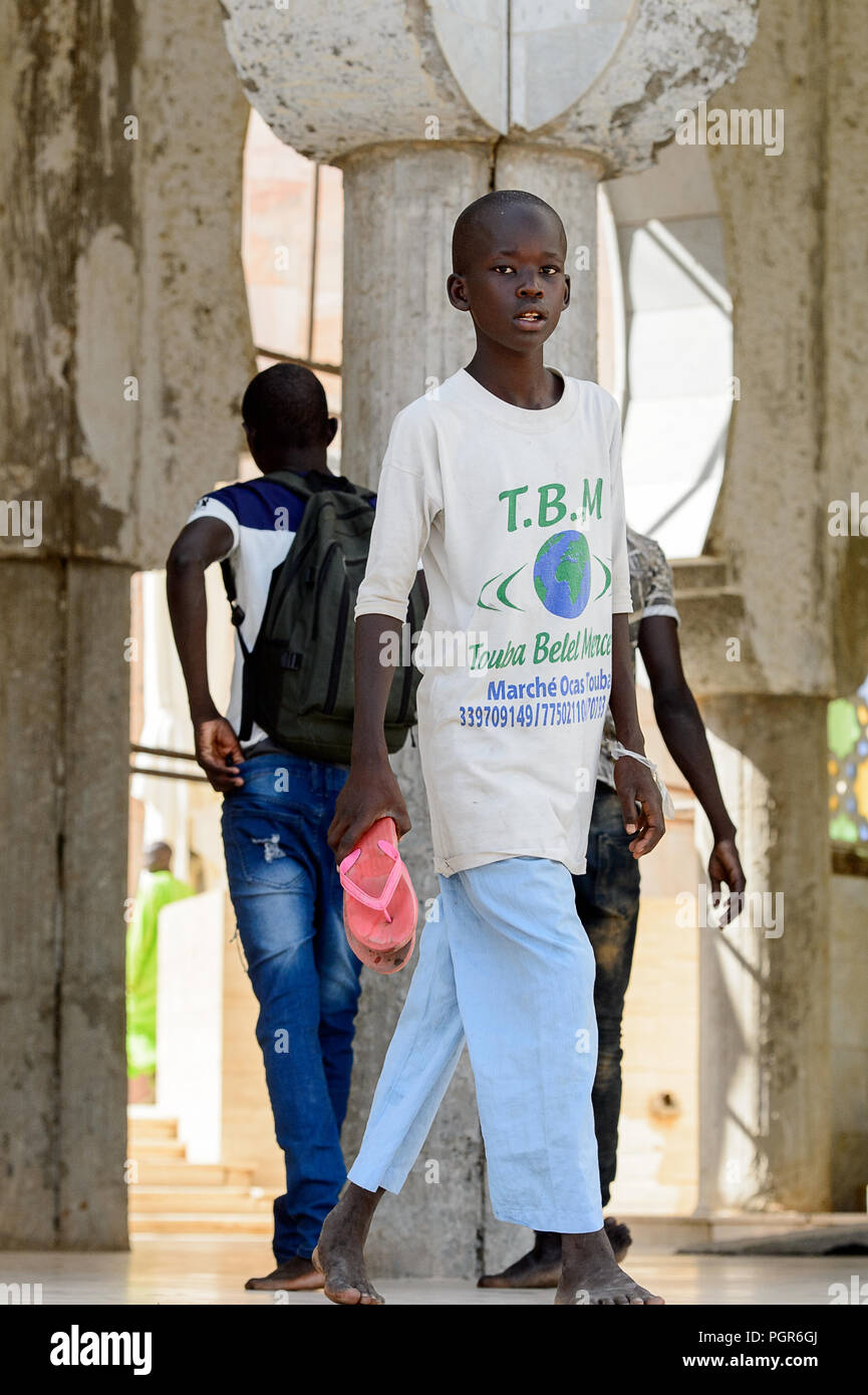 TOUBA, SÉNÉGAL - 26 avr 2017 : garçons sénégalais non identifiés à pied dans la Grande Mosquée de Touba, l'accueil de la confrérie Mouride Banque D'Images